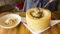 Pasta yang disajikan dalam keju ini, masuk ke dalam salah satu makanan lezat yang harus dicoba. Menu pasta keju ini bisa ditemui di berbagai restoran Italia. Foto: Istimewa