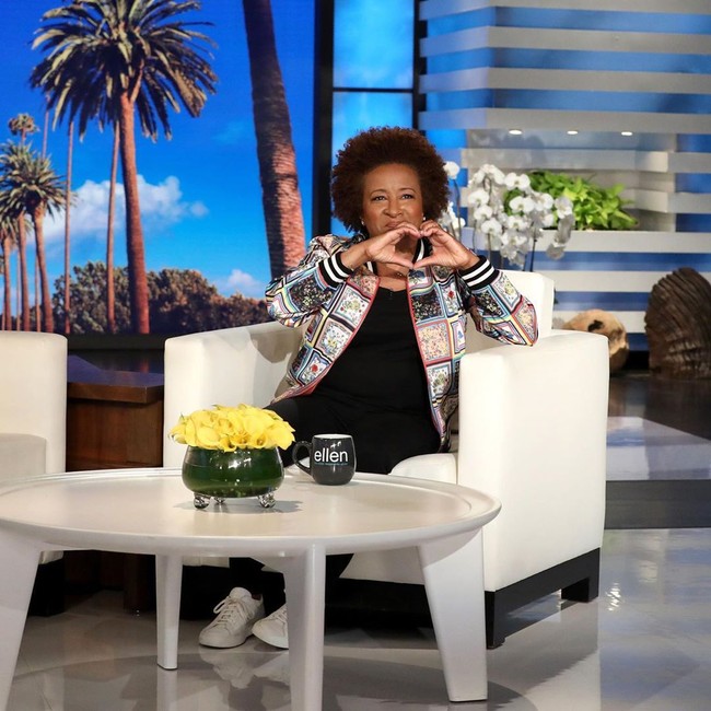 Komedian Wanda Sykes menikah dengan Dave Hall pada 1991 dan bercerai tujuh tahun kemudian. Setelah cerai, Wanda mengaku kalau dia menyukai sesama wanita. Pada 2008, wanita 55 tahun ini menikah dengan Alex Niedbalski. Foto: dok. Instagram
