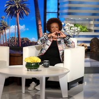 Komedian Wanda Sykes menikah dengan Dave Hall pada 1991 dan bercerai tujuh tahun kemudian. Setelah cerai, Wanda mengaku kalau dia menyukai sesama wanita. Pada 2008, wanita 55 tahun ini menikah dengan Alex Niedbalski. Foto: dok. Instagram