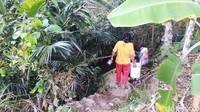 Setiap pagi atau sore, warga biasa mengambil air menggunakan ember dan wadah lainnya. Lokasi sumur berada tak jauh dari permukiman warga. Di sekitarnya terdapat pepohonan, terdapat tangga untuk akses masuk. 