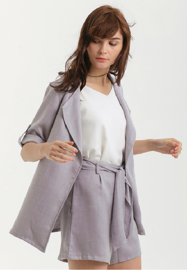 Cloth Inc juga menyediakan blazer bermaterial ringan sehingga cocok dipakai di hari yang panas. Luke Outer in Ice Blue ini dijual Rp 259 ribu. Foto: Zalora