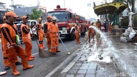 Trotoar yang dibersihkan berada di kawasan Tanah Abang, Jakarta, Selasa (13/8/2019).