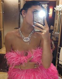 Kylie Jenner Dihadiahi Kalung Bentuk Bibir, Harganya Bikin Melongo