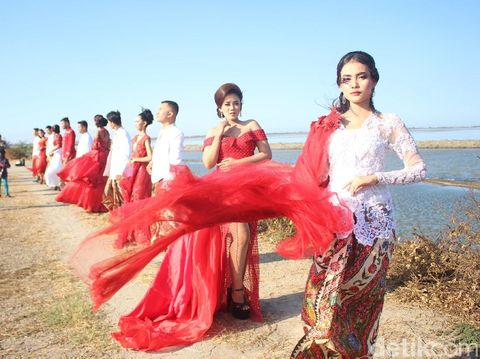 Fashion show di tanggul lumpur Sidoarjo/