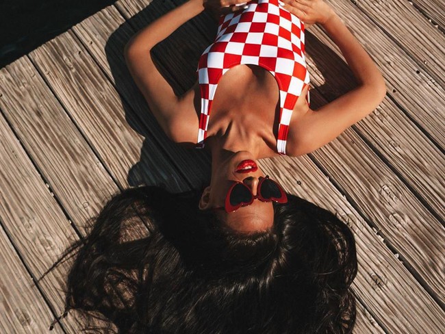 Penari asal Kroasia ini memutuskan untuk memasukkan bendera negaranya ke dalam jajaran pakaian renang baru, menampilkan pola kotak merah dan putih. Foto: dok. Instagram @knolldoll