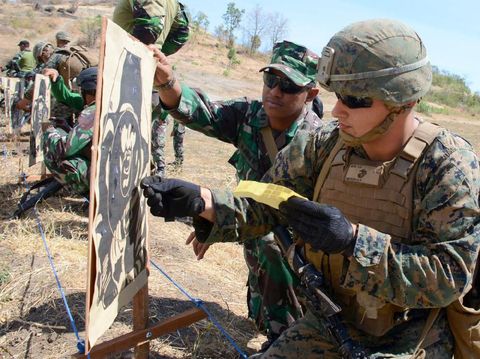 Latihan menembak Marinir Indonesia dan Amerika/
