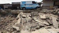 Menurut keterangan warga, jalan tersebut telah rusak sejak tiga bulan yang lalu.