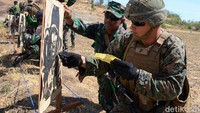 Prajurit Korps Marinir TNI AL dan Marinir Amerika Serikat (USMC) sama-sama mendapat pengasahan dari pelatih dalam melakukan TTO dan TTD.