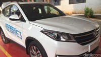 Era mobil listrik sudah dekat, regulasi kendaraan listrik baru saja diteken Presiden Joko Widodo beberapa waktu lalu. Sambil menunggu aturan teknisnya terbit, kali ini detikcom mencoba mobil listrik buatan Tiongkok, DFSK Glory E3.