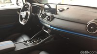 Mengintip bagian dalam, semburat warna biru masih bisa kita lihat di dasbor, jok sampai konsol tengah. Joknya sudah kulit, kemudian interior dilengkapi dengan panoramic sunroof.