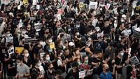 Para demonstran bahkan membuat rantai manusia, dengan saling mengaitkan lengan untuk mencegah para penumpang mencapai area keberangkatan. (Foto: AFP)