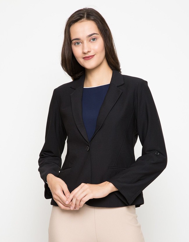 Pilihannya yang lebih pas badan dan formal juga harganya terjangkau bisa didapatkan dari merek Connexion. Connexion Long Sleeve Blazer ini sedang diskon dari Rp 359 ribuan menjadi Rp 251 ribuan. Foto: Matahari Mall