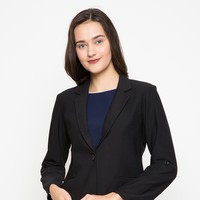 Pilihannya yang lebih pas badan dan formal juga harganya terjangkau bisa didapatkan dari merek Connexion. Connexion Long Sleeve Blazer ini sedang diskon dari Rp 359 ribuan menjadi Rp 251 ribuan. Foto: Matahari Mall