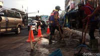 Sejumlah petugas dari Dinas Pekerjaan Umum dibantu petugas lainnya sedang melakukan pembersihan. Pembenahan seperti trotoar dan lainnya dilakukan agar kenyamanan para pedagang dan pejalan kaki semakin baik.