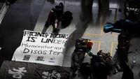 Ribuan demonstran yang melakukan aksi di Bandara Internasional Hong Kong dilaporkan secara bertahap meninggalkan bandara sejak tadi malam. Para demonstran meninggalkan bandara tanpa paksaan kepolisian setempat.
