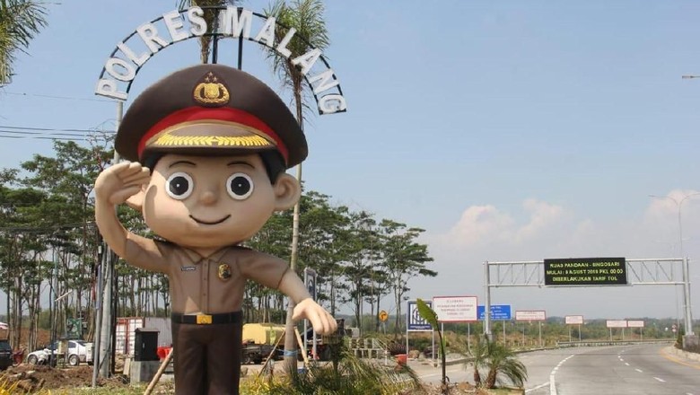 Masuk ke Malang, Siap-siap Disambut Senyum Humanis Polisi Satu Ini Masuk ke Malang, Siap-siap Disambut Senyum Humanis Polisi Satu Ini