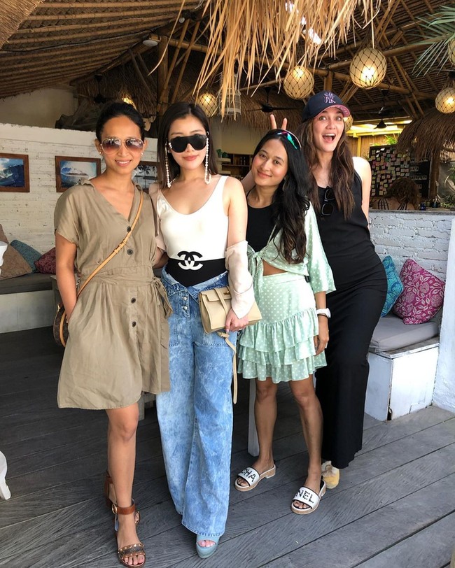 Inilah potret kebersamaan Nadia dengan Luna Maya. Nadia yang mengenakan busana polkadot warna hijau mint itu tampak mengenakan sandal dari Chanel.  Foto: dok. Instagram @nadianasimuddin