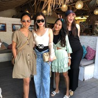 Inilah potret kebersamaan Nadia dengan Luna Maya. Nadia yang mengenakan busana polkadot warna hijau mint itu tampak mengenakan sandal dari Chanel.  Foto: dok. Instagram @nadianasimuddin