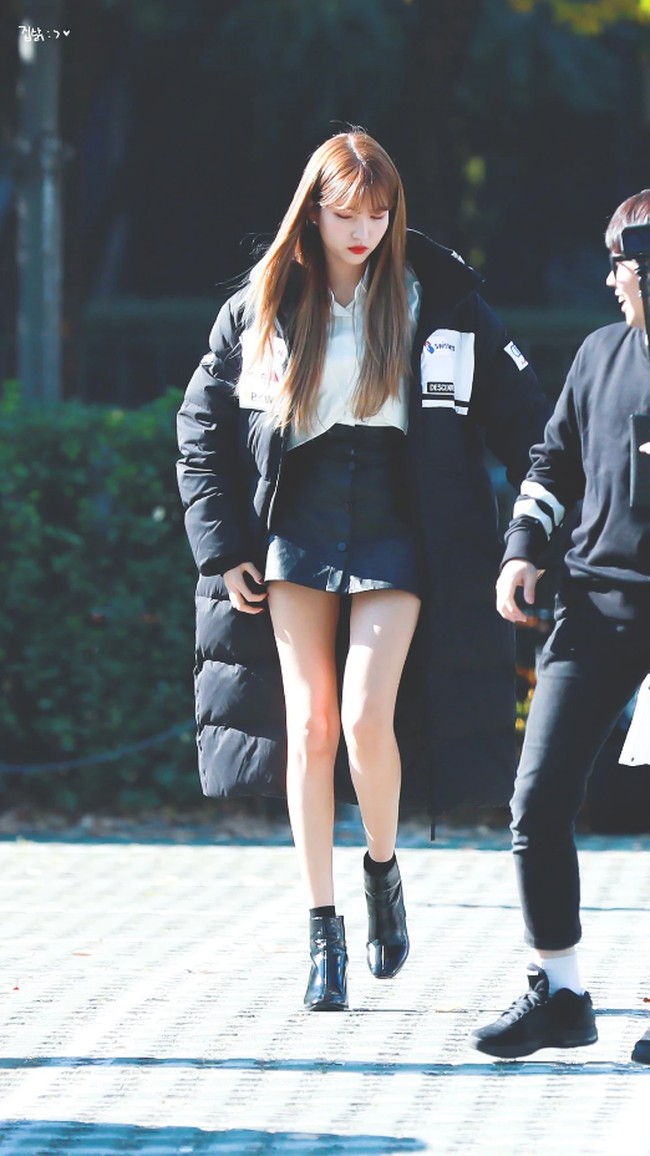 Sowon GFRIEND jadi perbincangan karena tubuhnya yang tinggi dan langsing seperti seorang model. Saat memakai crop top, Sowon pun terlihat punya pinggang kecil seperti semut. Foto: Fansite