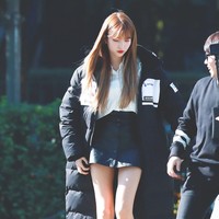 Sowon GFRIEND jadi perbincangan karena tubuhnya yang tinggi dan langsing seperti seorang model. Saat memakai crop top, Sowon pun terlihat punya pinggang kecil seperti semut. Foto: Fansite