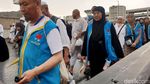 Potret Lalu Lalang Jemaah Pasca Mina Diguyur Hujan & Angin Kencang