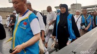 Beginilah Lalu lalang jemaah haji yang kembali padat di sepanjang jalan Mina. Seperti jemaah dari negara Tiongkok ini.