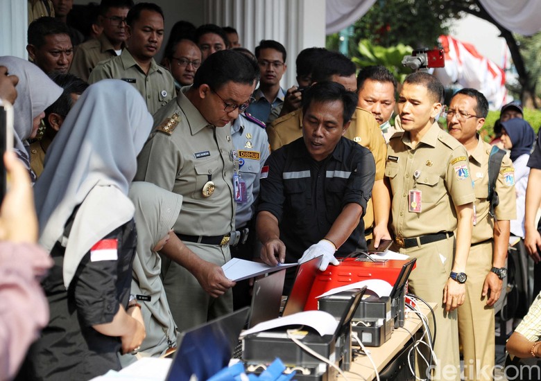 Anies luncurkan aplikasi e-Uji Emisi. Foto: Pradita Utama Anies luncurkan aplikasi e-Uji Emisi. Foto: Pradita Utama