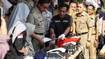 Anies Pantau Uji Emisi Kendaraan di Balai Kota