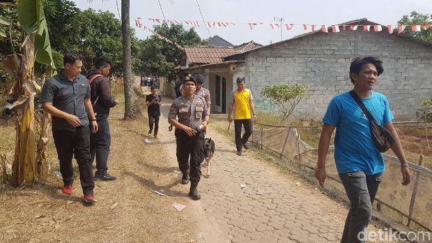 Saat olah TKP polisi membawa anjing pelacak