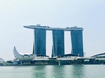 Video: Bangunan Marina Bay Sand Miring, Desain atau Kesalahan?