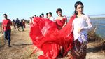 Lenggak-lenggok Model Cantik di Tanggul Penahanan Lumpur