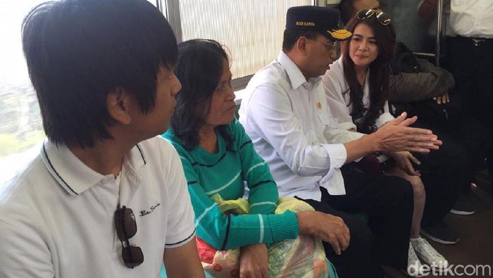 Foto: Menhub Budi Karya Naik Kereta Bareng Vloger Cantik, (Vadhia Lidyana/detikFinance) Foto: Menhub Budi Karya Naik Kereta Bareng Vloger Cantik, (Vadhia Lidyana/detikFinance)