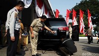 Anies meninjau uji emisi kendaraan di Balai Kota DKI Jakarta, Selasa (13/8/2019). 