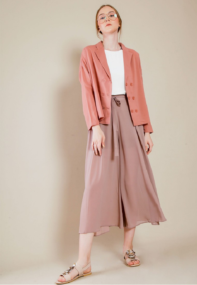 Brand Gaudi menawarkan sejumlah blazer menarik. Meski opsinya lebih kasual, blazer ini juga cocok dipakai bekerja. Seperti Lavenchia Outer seharga Rp 238 ribuan berikut yang juga dapat digunakan hangout. Foto: Zalora