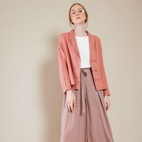 Brand Gaudi menawarkan sejumlah blazer menarik. Meski opsinya lebih kasual, blazer ini juga cocok dipakai bekerja. Seperti Lavenchia Outer seharga Rp 238 ribuan berikut yang juga dapat digunakan hangout. Foto: Zalora