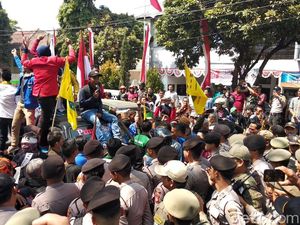 Tak Mau Pindah Jualan, PKL Demo di Lokasi Pelantikan DPRD Garut
