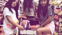 Wanita lulusan S2 Psikologi ini sedang belanja makanan di supermarket. Ia ditemani putrinya dan Mikhayla, anak Ardi dan Nia Ramadhani. Foto: Instagram adindabakrie