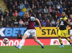 Satu dari tiga tempat di lini depan dihuni penyerang Burnley, Ashley Barnes. Barnes bikin dua dari tiga gol timya saat menghajar Southampton. (Foto: Stu Forster/Getty Images)