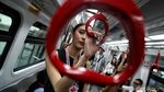 LRT Jakarta Dibajak Model Cantik, Ada Apa?