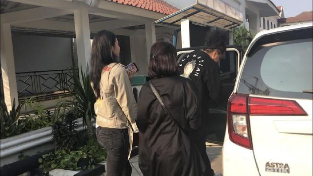 Arie Kriting ditemani Indah Permatasari