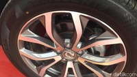 Melihat bagian samping, mobil memiliki desain atap floating roof, namun dengan lengkungan di pilar C yang menukik, jadi mirip sebuah coupe. Sementara bannya pakai ban berukuran 18 inci. Mode berkendaranya ada 3 yakni ECO, Sport dan Normal, yang bisa dipilih melalui tombol di konsol tengah. Oh ya, DFSK Glory E3 ini juga sudah menggunakan fitur voice command i-talk.