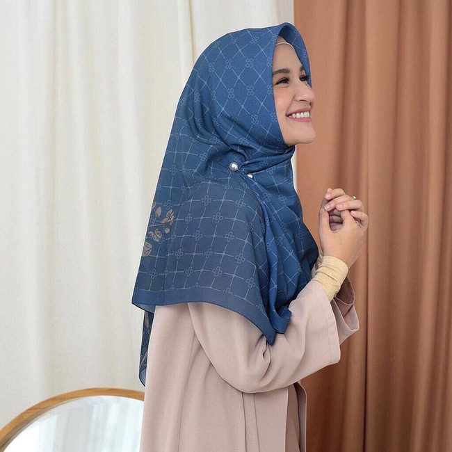Shireen Sungkar memakai tuspin mutiara dengan hijab segiempat motif warna biru dongker. Tuspin disematkannya untuk mempermanis penampilan hijab syarinya. Cara memakai tuspin in cukup simpel, hanya dengan menyematkannya lalu ditutup kembali dengan ujung mutiara lainnya. Foto: Dok. Instagram @shireensungkar