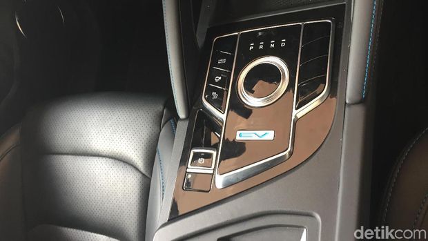 Saat mobil dimatikan, transmisi akan rata lagi dengan konsol tengah
