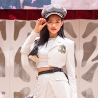 Doyeon Weki Meki juga bikin syok para penggemar dengan ukuran pinggangnya yang kecil. Ditambah dengan tubuh tinggi dan wajah cantik, pesona Doyeon sulit dilewatkan. Foto: Fansite