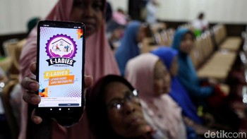 Sejumlah pasien lansia dan disabilitas hadir dalam acara peluncuran aplikasi e-Ladies yang di barengi dengan pemeriksaan kesehatan di klinik Geriatri khusus untuk pasien lansia dan disabilitas di kawasan RSUD Tugu Koja, Jakarta Utara, Rabu (14/8/2019).