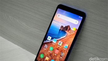 Layar Redmi 7A menggunakan panel IPS LCD berukuran 5,45 inch dengan resolusi HD+ dan aspek rasio 18:9. Foto: Adi Fida Rahman