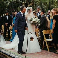 Untuk prosesi janji nikah, Michelle muncul dalam balutan gaun putih bersiluet mermaid. Tidak ketinggalan veil senada berikut headpiece yang terbuat dari rangkaian bunga. (Foto: Instagram/@themichellewie)