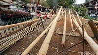 Hal itulah yang membuat pengrajin dan penjual batang pohon pinang kebanjiran order atau pesanan menjelang perayaan HUT RI pada 17 Agustus, mendatang.