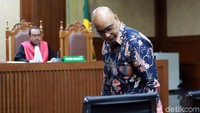 Dalam kasus ini, eks Direktur Produksi dan Teknologi Krakatau Steel, Wisnu Kuncoro menerima uang suap melalui perantara bernama Kurnia Alexander Muskitta. Uang itu diduga agar Wisnu memuluskan proyek Kenneth untuk memberikan persetujuan pengadaan dua unit boiler kapasitas 35 ton. Proyek itu disebut jaksa bernilai Rp 24 miliar.
