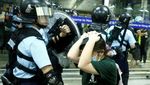 Polisi Bubarkan Para Pedemo Bandara Hong Kong